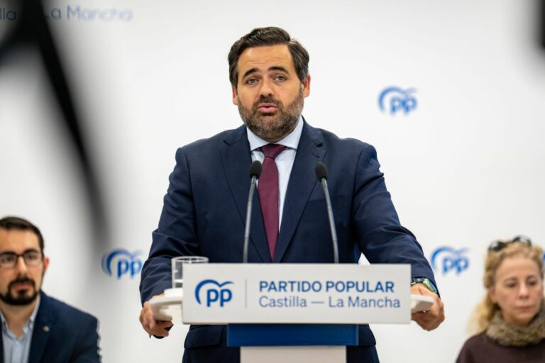 Núñez acusa a Page de alargar la recuperación de la carrera profesional sanitaria cerca de las elecciones de mayo