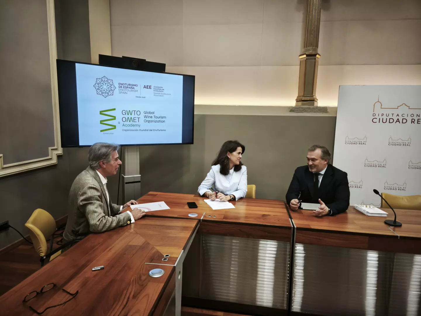 María Jesús Pelayo impulsa con la Cámara de Comercio y la Organización Mundial de Enoturismo nuevas líneas de colaboración