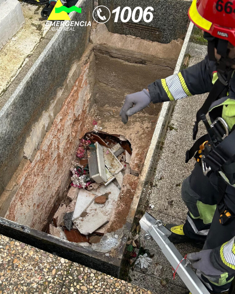 Herida una mujer tras precipitarse al interior de una fosa en el cementerio de Daimiel