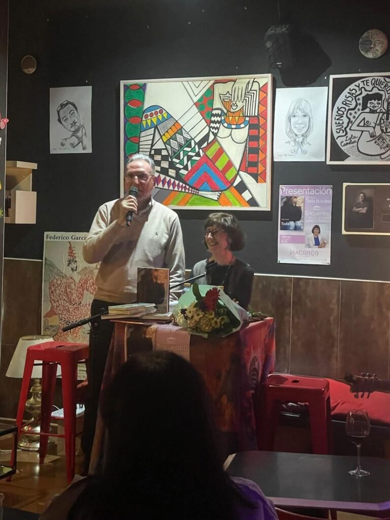Macondo Café Cultural de Puertollano acogió un emotivo encuentro con la escritora Isabel J. Romero