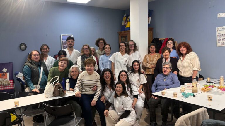Estudiantes de Fisioterapia desarrollan un bello e inédito proyecto para cuidar la salud de las encajeras de Almagro