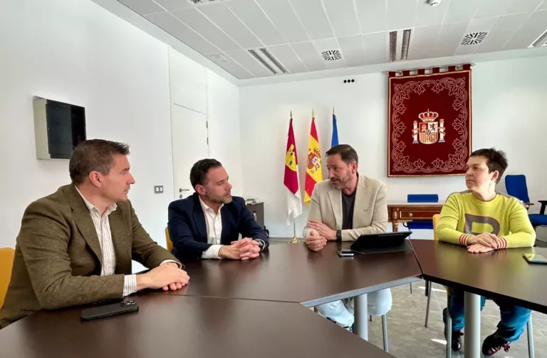 El subdelegado del Gobierno mantiene un encuentro con APEC para abordar los retos del sector de la construcción en la provincia