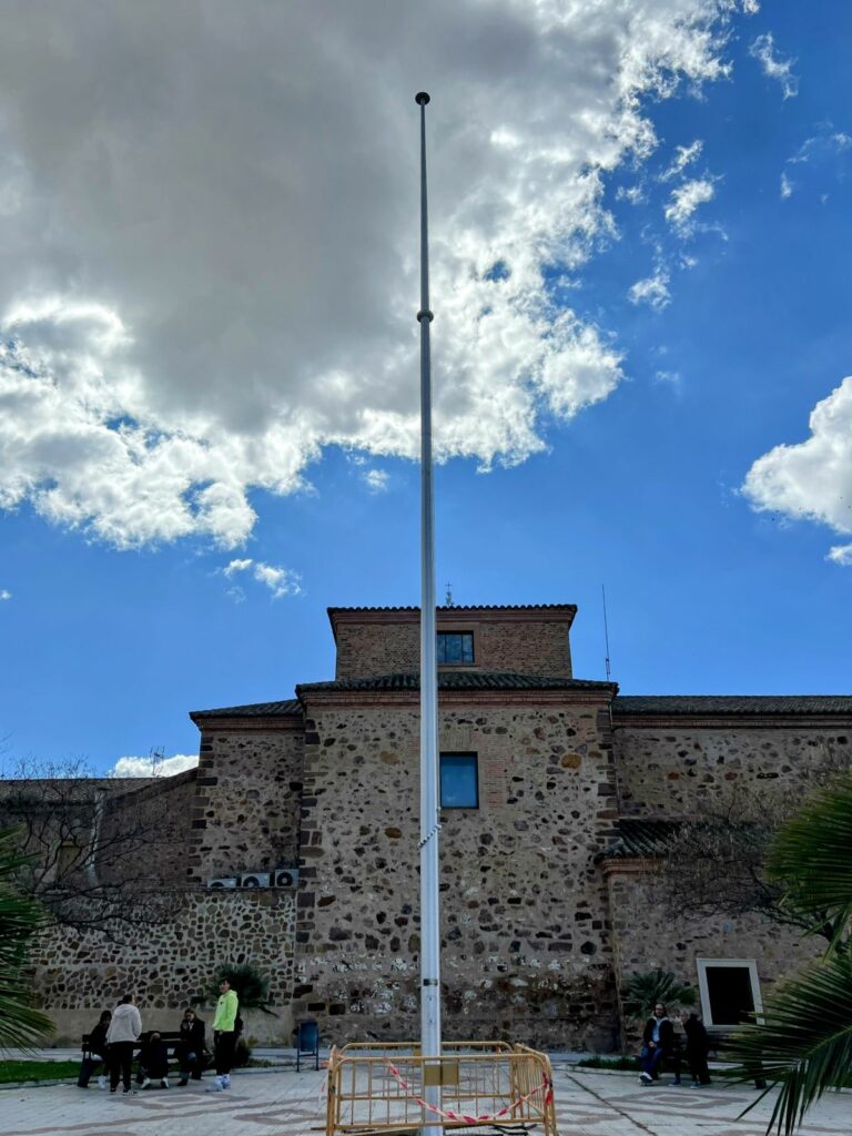 Puertollano: La gran bandera de España presidirá la entrada del Paseo junto a la Virgen de Gracia