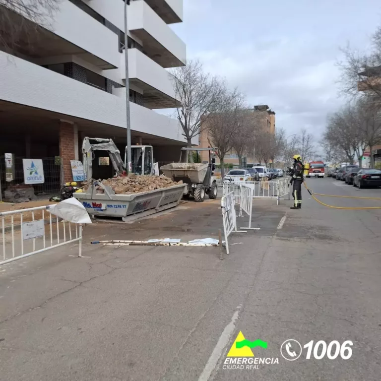 Bomberos de Ciudad Real actúan ante la rotura de una tubería de gas en la calle Diego de Mazariegos