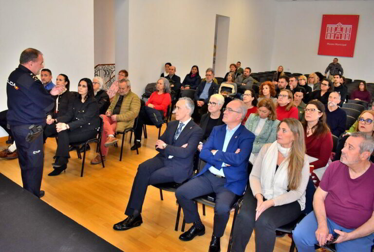 La Policía Nacional informa en Puertollano de las ventajas del DNI digital