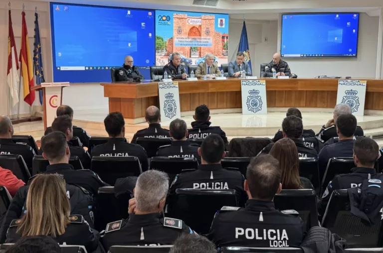 Un centenar de policías locales de Ciudad Real conocen detalles de la inminente aplicación del MIDNI (DNI en el móvil)