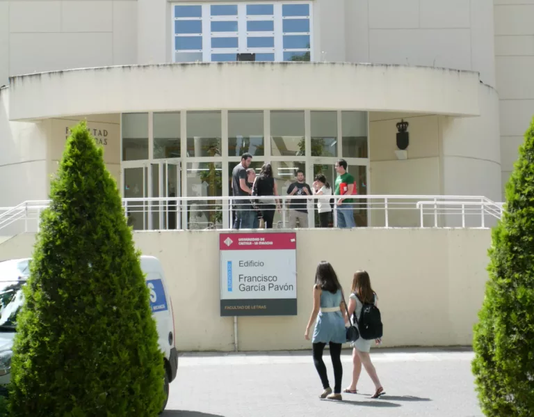 La Facultad de Letras de la UCLM invita al reencuentro de quienes han participado en sus cuarenta años de historia
