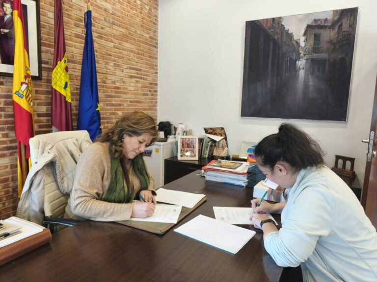 El Ayuntamiento de Torralba de Calatrava firma convenios de colaboración con las asociaciones «Amigos de la Música» y «Jaque Mate»