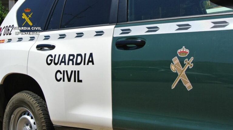 Un bombero resulta afectado por la inhalación de humo en el incendio de vehículos en una nave en Herencia