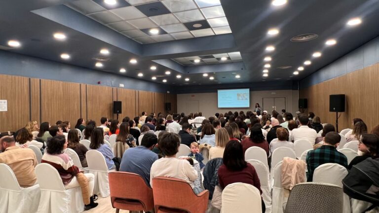 La charla de Alba Padró reúne a 180 personas en Ciudad Real para abordar el destete desde una mirada respetuosa