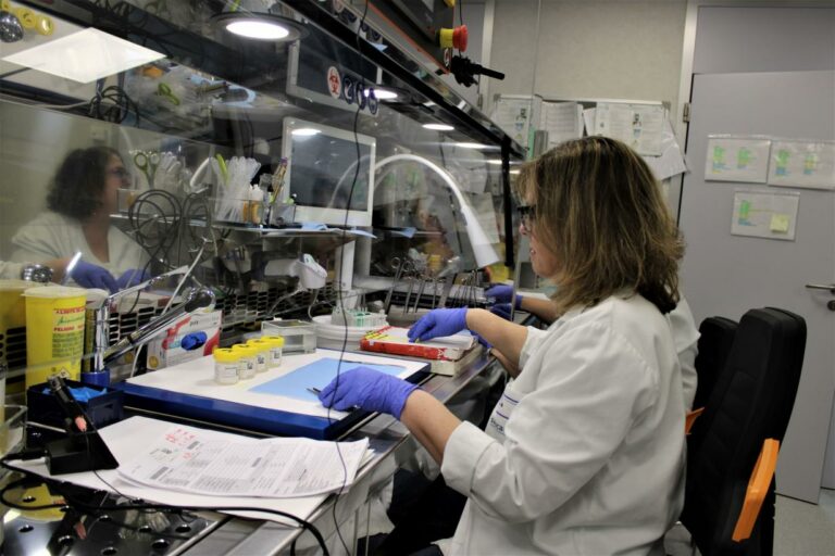 El Hospital Universitario Mancha Centro refuerza el área de Anatomía Patológica con una nueva mesa de tallado