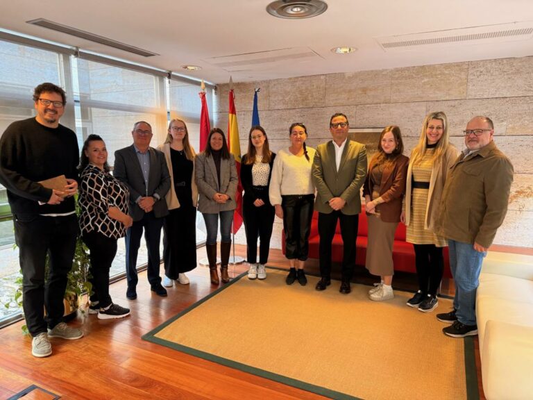 El Gobierno regional muestra su modelo de ‘Servicios de Capacitación’ a la delegación húngara ‘Szent Lukács’, interesada en implantarlo