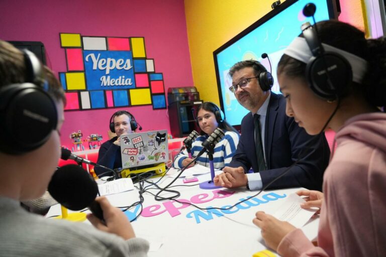 El Gobierno regional pondrá en marcha en el tercer trimestre del curso una radio escolar autonómica
