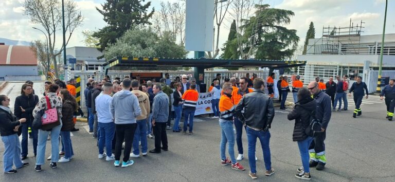 Trabajadores de Repsol Puertollano se concentran en rechazo a la nueva estructura de la petroquímica