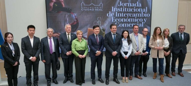 Valverde impulsa en el Palacio Provincial un espacio networking para favorecer relaciones comerciales de empresas agroalimentarias de la provincia con la ciudad china de Luzhou