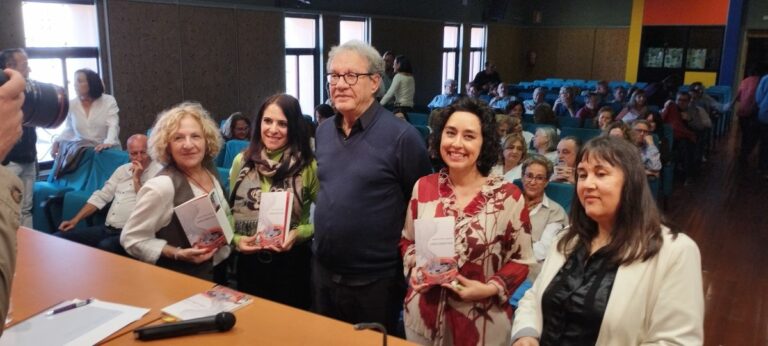 Elisabeth Porrero recopila su obra en «Cafés conversos»