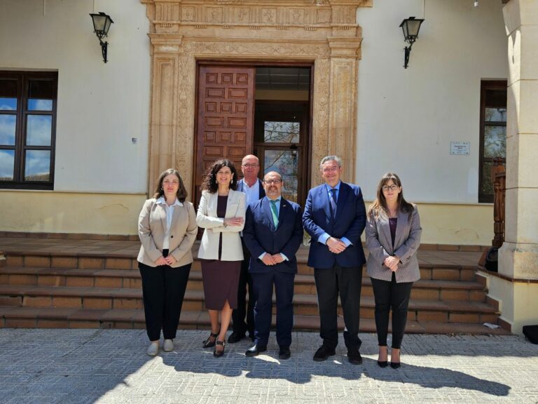 La Mesa de las Cortes celebra una reunión itinerante en Barrax en la que Bellido ha planteado celebrar los 50 años de la llegada de la democracia a España