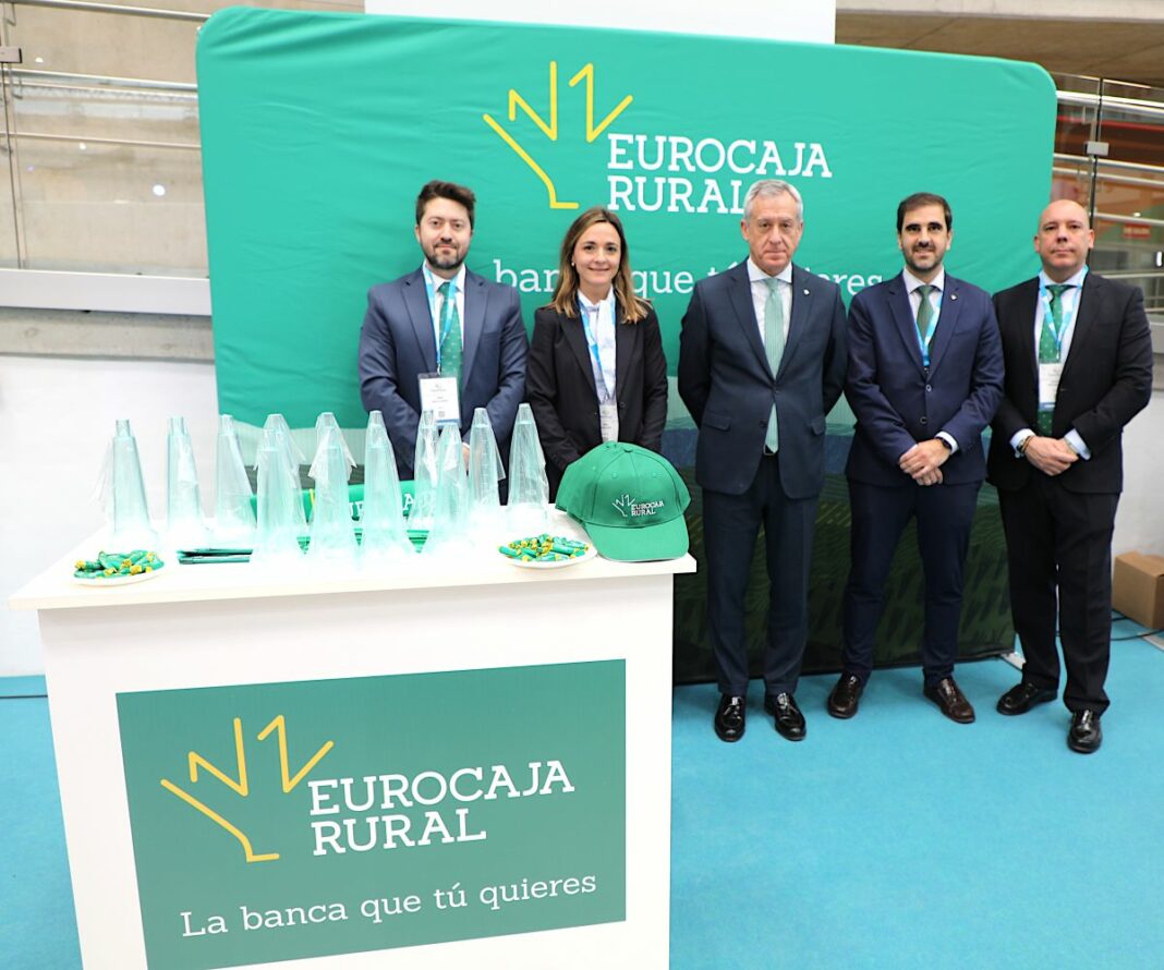 20260414 FOTO PRESIDENTE DE EUROCAJA RURAL EN EL STAND DEL XVI CONGRESO NACIONAL DE COMUNIDADES DE REGANTES