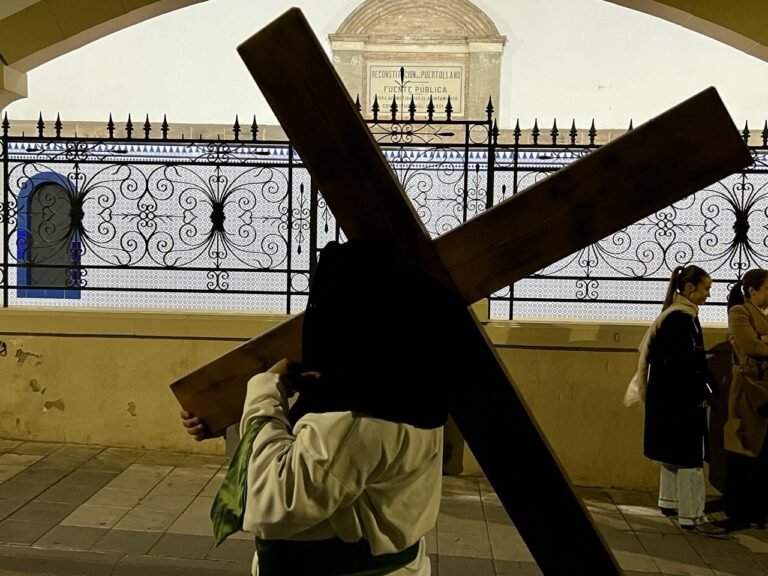 Imponente silencio y arrastrar de cadenas en el corazón de Puertollano