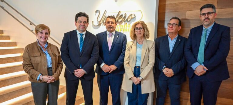 El presidente de la Diputación de Ciudad Real pone en valor el potencial del sector vitivinícola y agroalimentario de la provincia en la cooperativa Jesús del Perdón de Manzanares