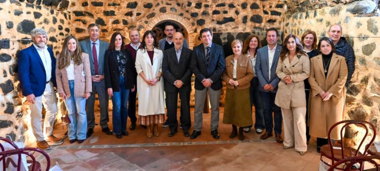 Valverde asegura en Piedrabuena que actuaciones como el centro de visitantes del Castillo de Mortara conectan el pasado geológico con nuevas oportunidades económicas