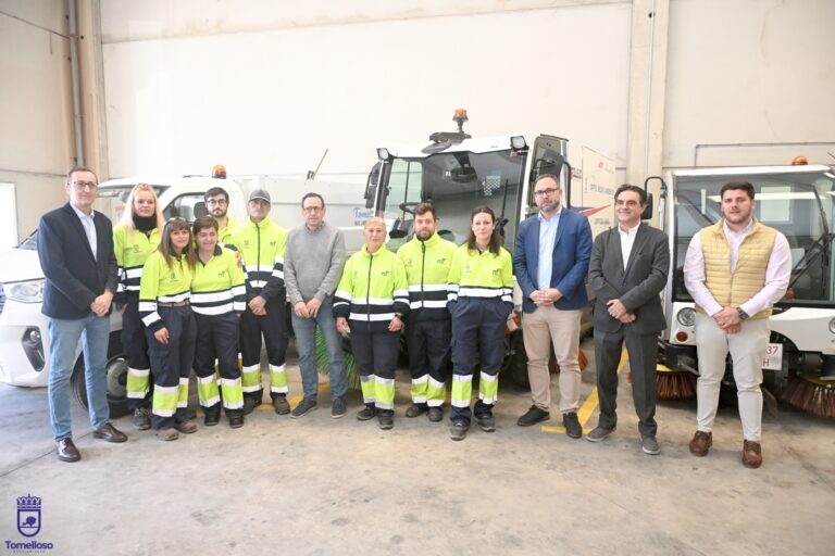 El Ayuntamiento refuerza la limpieza viaria con servicio vespertino, la incorporación de nuevos vehículos, más personal, y el incremento de presupuesto