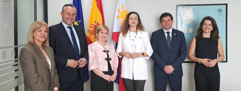 Una delegación encabezada por el presidente de la Diputación de Ciudad Real exhibe en la embajada de España en Filipinas el potencial de FENAVIN