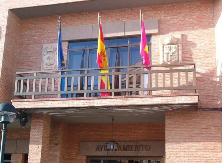 El PSOE de Miguelturra denuncia la “ley del martillo” de Mohíno: «un reglamento de teletrabajo diseñado para el castigo y el control arbitrario del personal»