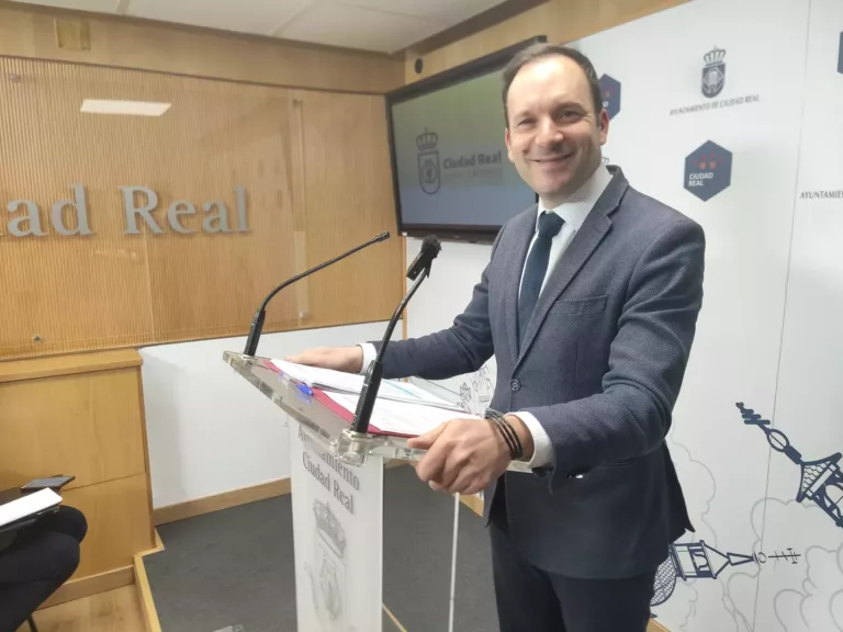 Iniciados los trámites para la renovación del césped de la Ciudad Deportiva Sur y adjudicada la rehabilitación de la calle Carlos López Bustos