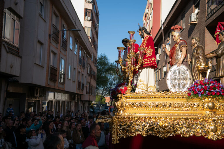 Cristo de la Caridad, Santa Cena, Pilatos y Dolorosa de Santiago procesionan en la tarde de Jueves Santo