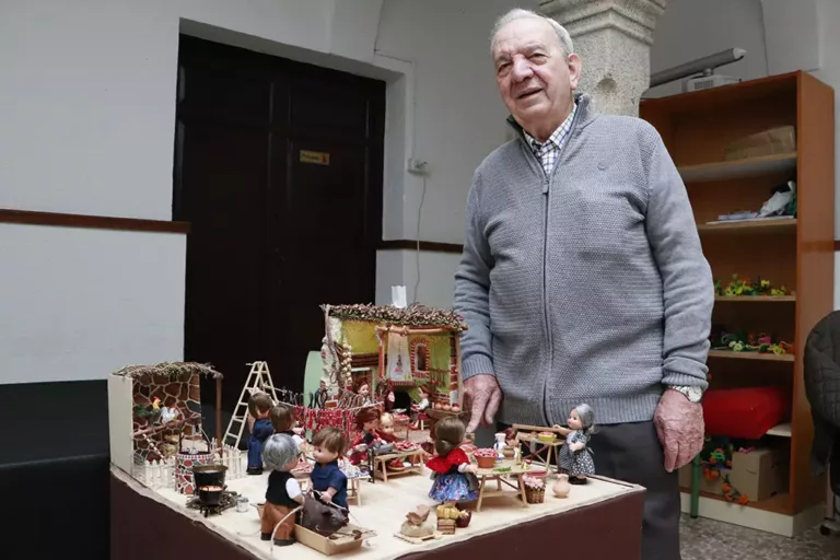 Rodrigo Lara revive la tradicional matanza del cerdo con una nueva y minuciosa maqueta