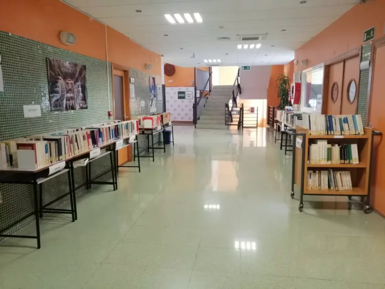 La UNED de Valdepeñas lanza la campaña «Un libro por productos no perecederos»