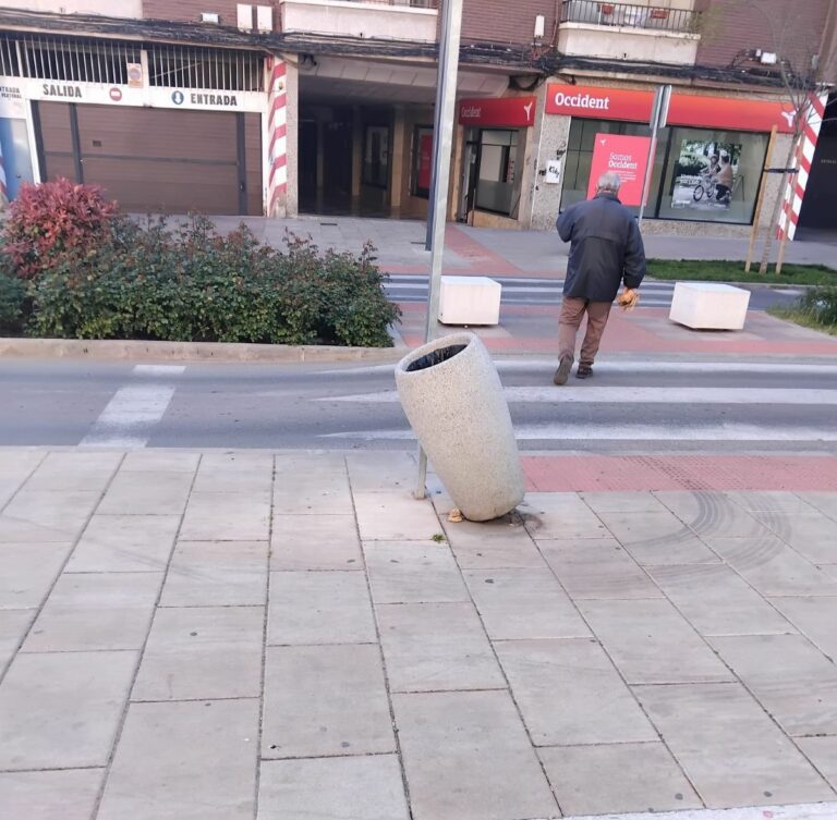 Puertollano: Papelera peligrosa en la calle Ancha