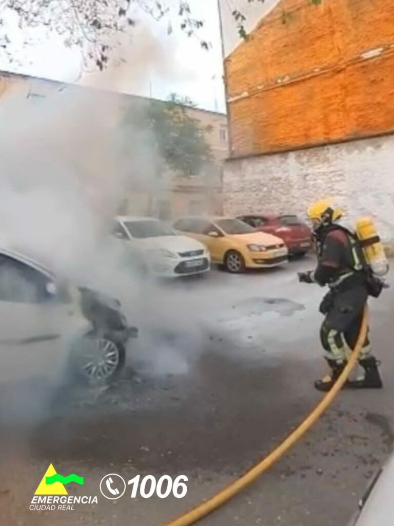 Ciudad Real: Dos vehículos afectados por las llamas en un parking de la calle Quevedo