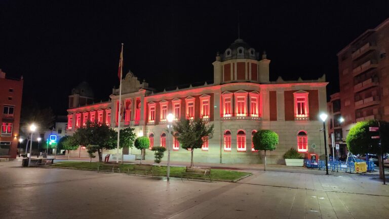 Puertollano, Argamasilla de Calatrava y Diputación se encendieron de rojo por la Seguridad y la Salud en el Trabajo