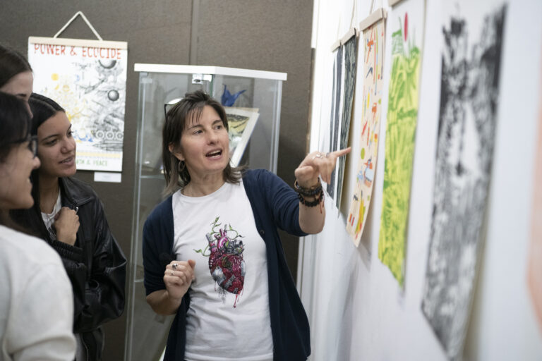 La Escuela de Arte de Ciudad Real abre una ventana a la paz a través de diferentes técnicas de expresión gráfica