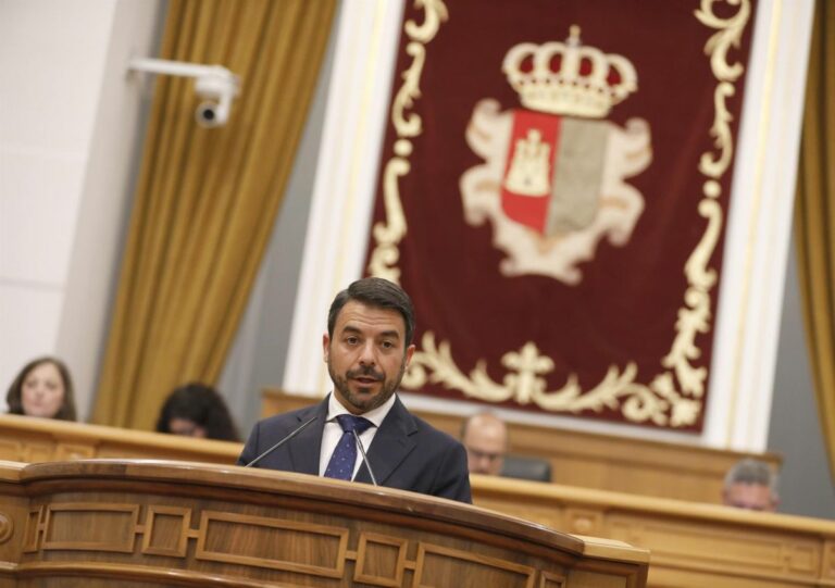 Cortes C-LM: Vox pide combatir turismo sanitario, PP habla de sanidad «al límite» y PSOE defiende el decreto de universalidad