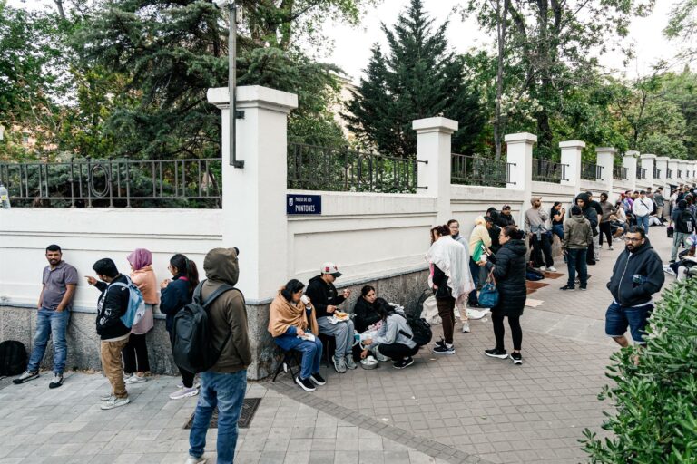 El Gobierno registra más de 130.000 solicitudes de la regularización de migrantes en la primera semana