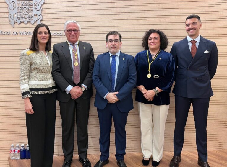El Colegio de Médicos de Ciudad Real reconoce la trayectoria de José Molina y Mª Concepción Villafáñez con la entrega de sus medallas