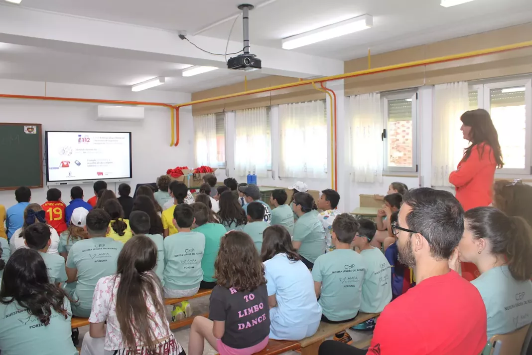 Blanca Fernández en visita 112 colegio de Porzuna 05