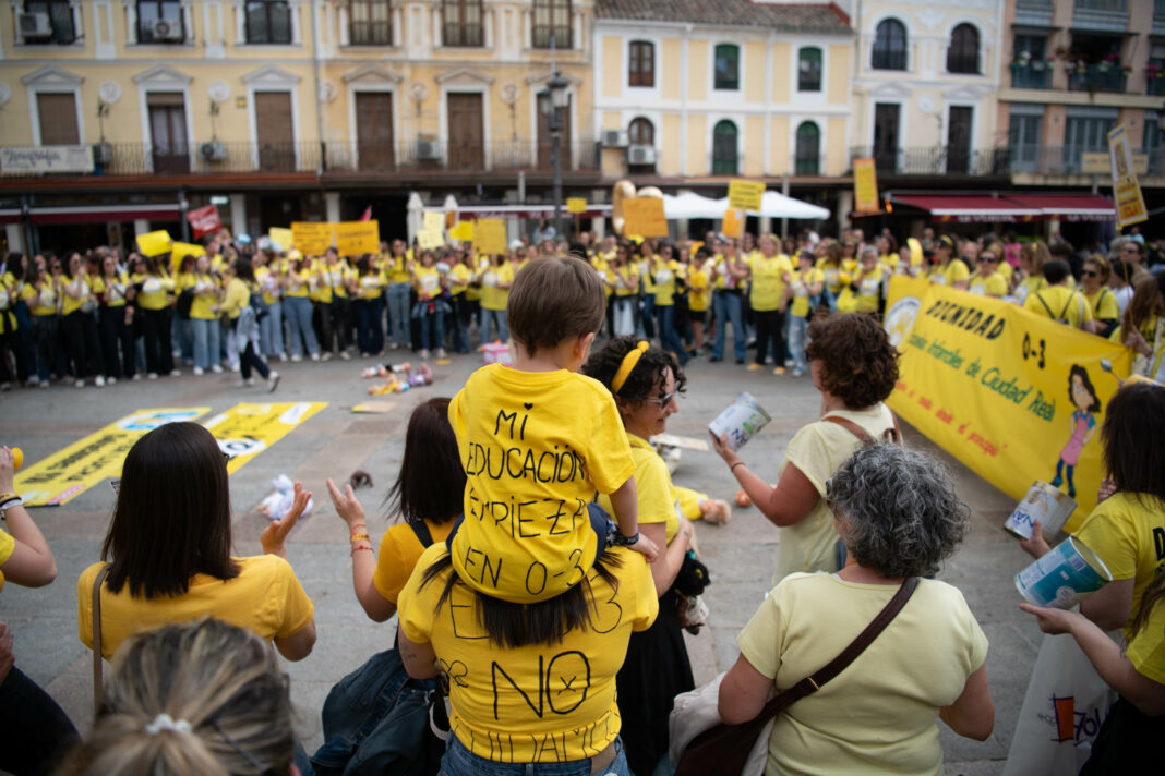 Concentración de educadoras infantiles en la Plaza Mayor - -16
