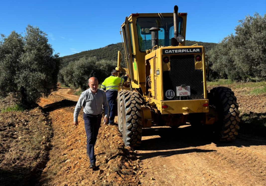 El alcalde, José Luis Cabezas, supervisa las actuaciones en los caminos