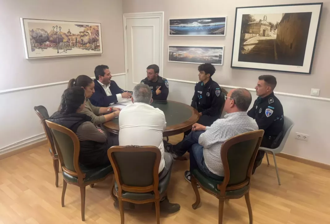 El alcalde y concejales del Ayuntamiento de Pozuelo de Calatrava se reúnen con los agentes de la Policía Local
