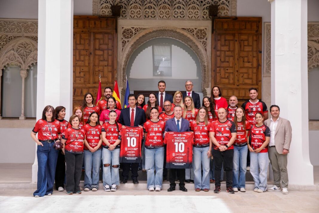 Emiliano García-Page recibe al Soliss Balonmano Pozuelo de Calatrava