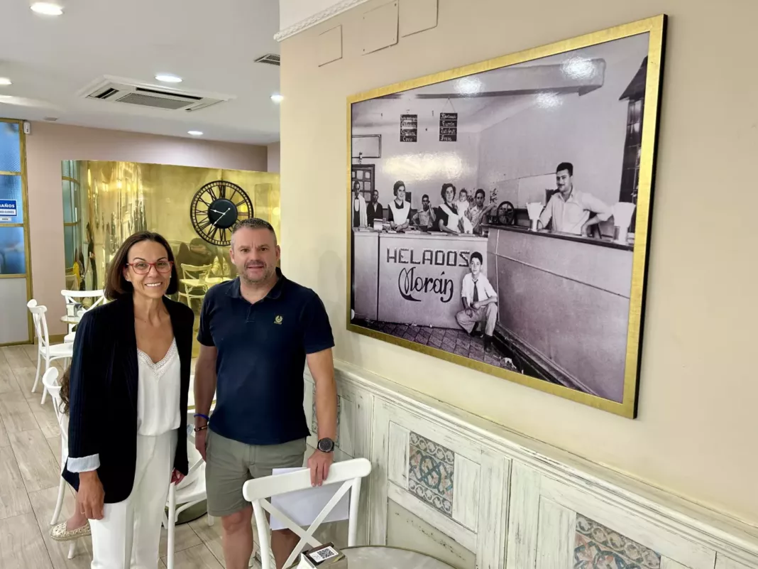 Eva María Masías con uno de los propietarios de Helados Morán (2)
