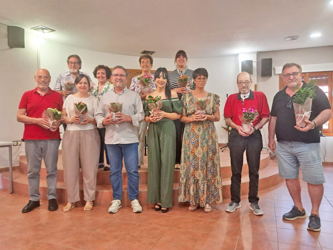 Foto de familia de los participantes en el recital 'Palabras Mayores' del Grupo Oretania en La Solana