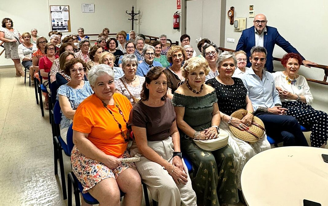 Francisco José García reunión Asociación Mujeres el Timón de PU 1