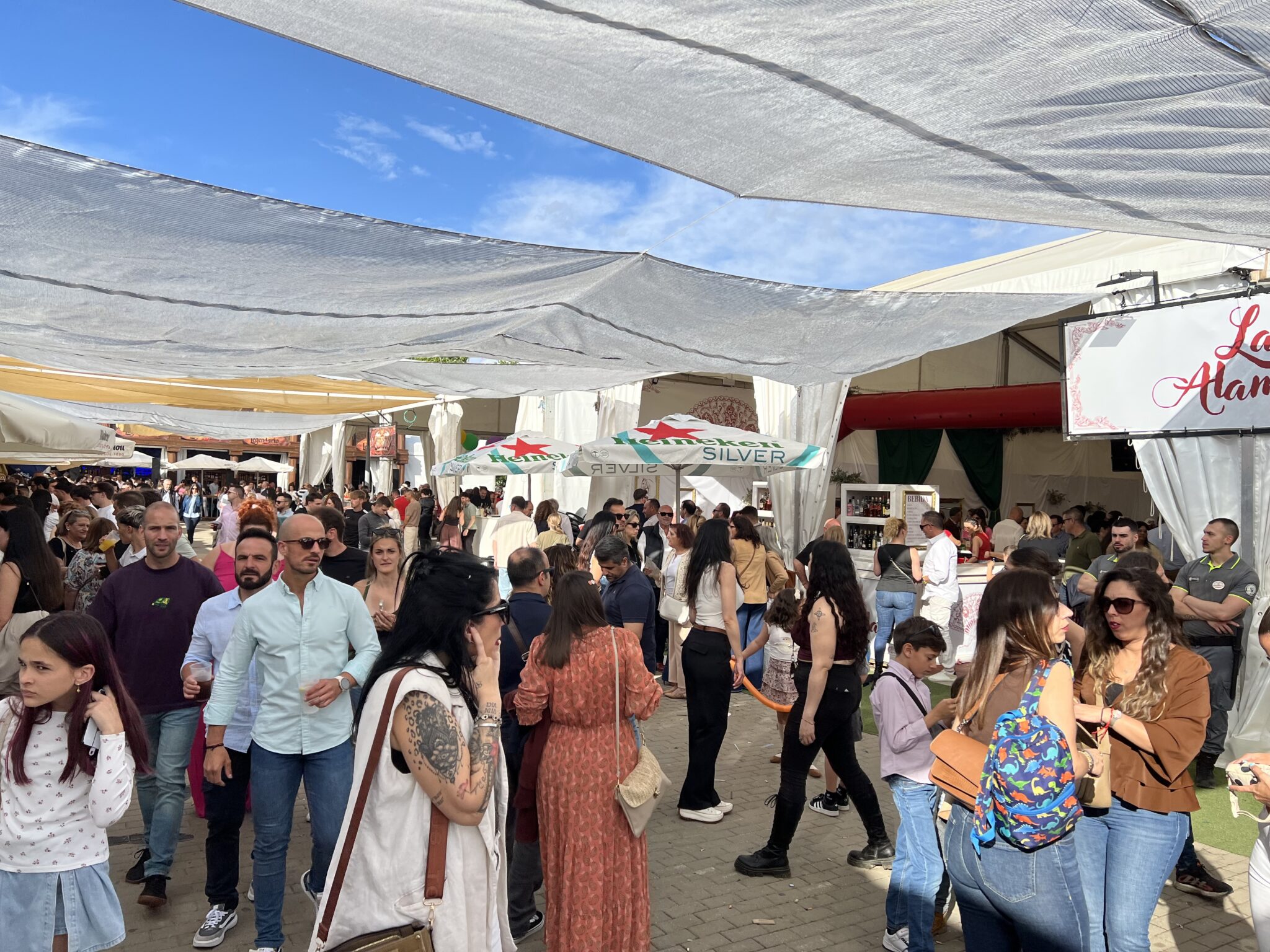 Miles de personas disfrutan del gran ambiente de la Feria de la Mayo de ...