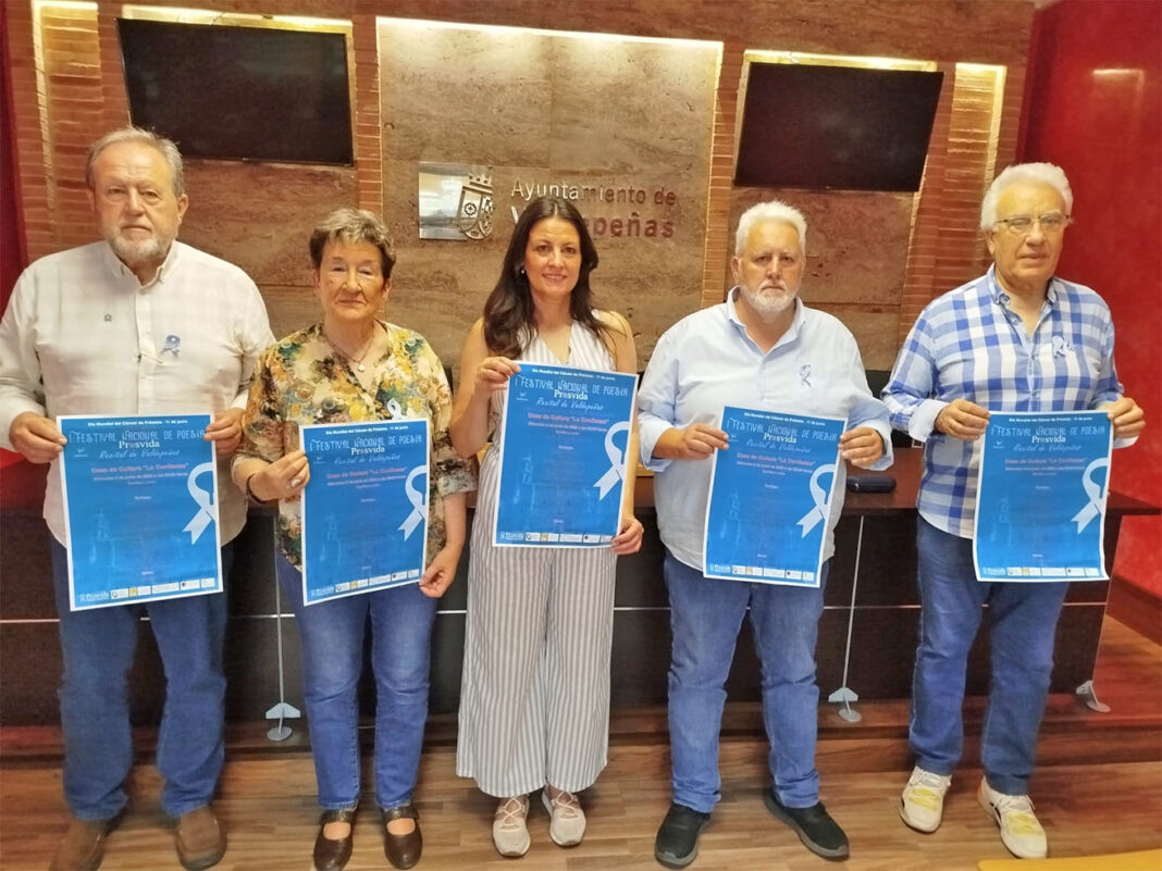 Imagen de la presentación en Valdepeñas del cartel del recital en esta localidad del I Festival Nacional de Poesía PROSVIDA