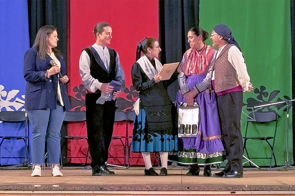 Intercambiando regalos como recuerdo de la edición compartida este 2026